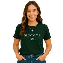 Camiseta Feminina Premium Brooklyn 1986 Verde Escuro Manga Curta Gola Redonda, Toque Macio e Elegante 100 Algodão Camiseta Feminina Premium Brooklyn 1986 Verde Escuro Manga Curta Gola Redonda, Toque Macio e Elegante 100 Algodão