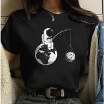 Camiseta Feminina Preta Lua Planeta Astronauta Estampas Vareadas!