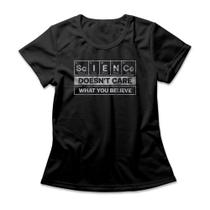 Camiseta Feminina Science Doesn't Care What You Believe