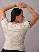 Camiseta Feminina T-Shirt com Punho: Estilo Garantido e Surpresa de Estampas na Moda Casual - Camiseta T-Shirt com Punho