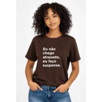 Camiseta Frase Engraçada Eu Faço Suspense Casual Confortável Unissex Camisa Moderna 100% Algodão