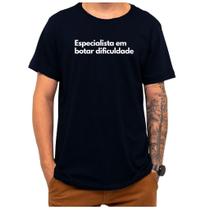 Camiseta Frase Especialista Em Botar Dificuldade Criativa