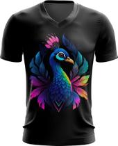 Camiseta Gola V de Pavão Colorido Neon Vetor 13