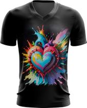Camiseta Gola V do Orgulho LGBT Coração Amor 13 Camiseta Gola V do Orgulho LGBT Coração Amor 13