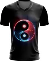 Camiseta Gola V Yin Yang Simbolo Taoísmo Dualidade 8 Camiseta Gola V Yin Yang Simbolo Taoísmo Dualidade 8