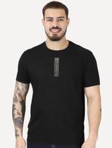 Camiseta Guess Masculina Patch Vertical Logo Preta Tamanho:S/P Camiseta Guess Masculina Patch Vertical Logo Preta Tamanho:S/P