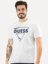 Camiseta Guess Triângulo Los Angeles Relevo Peito Branca Camiseta Guess Triângulo Los Angeles Relevo Peito Branca
