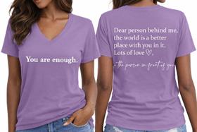 Camiseta HDDXYF You are Enough Mental Health com decote em V roxo claro Camiseta HDDXYF You are Enough Mental Health com decote em V roxo claro