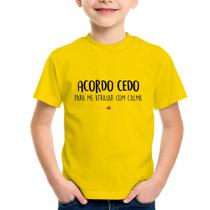 Camiseta Infantil Acordo cedo para me atrasar com calma - Foca na Moda