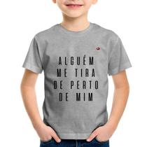 Camiseta Infantil Alguém me tira de perto de mim - Foca na Moda