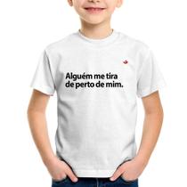 Camiseta Infantil Alguém me tira de perto de mim. - Foca na Moda
