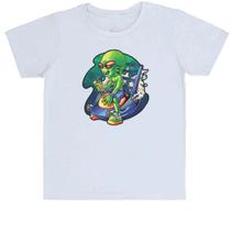 Camiseta Infantil Alien relaxando de férias