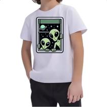 Camiseta Infantil Aliens na janela Camiseta Infantil Aliens na janela