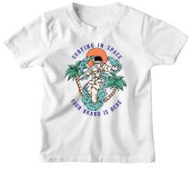 Camiseta Infantil Astronauta Surfing in Space