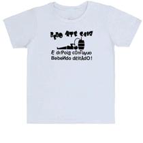 Camiseta Infantil Bebo até cair e depois continuo bebendo deitado Camiseta Infantil Bebo até cair e depois continuo bebendo deitado