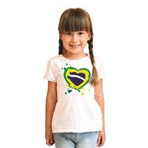 Camiseta infantil branco estampa coração brasileiro