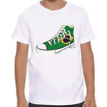 Camiseta infantil branco estampa tênis brasil
