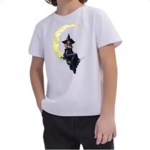 Camiseta Infantil Bruxa sentada na lua minguante