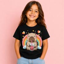 Camiseta Infantil Capivara Bubble Tea Arco-Íris Menina Unissex Estampa Fofa - LUMIE Camiseta Infantil Capivara Bubble Tea Arco-Íris Menina Unissex Estampa Fofa - LUMIE
