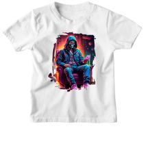 Camiseta Infantil Caveira neon no sofa