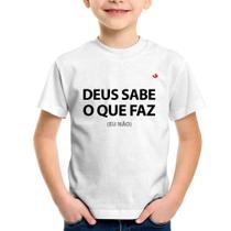 Camiseta Infantil Deus sabe o que faz, eu não - Foca na Moda