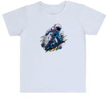 Camiseta Infantil Divertida Astronauta jogando futebol