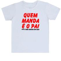 Camiseta Infantil Divertida Quem manda é o pai até a mãe chegar em casa