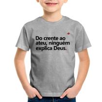 Camiseta Infantil Do crente ao ateu, ninguém explica Deus - Foca na Moda