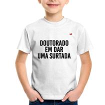 Camiseta Infantil Doutorado em dar uma surtada - Foca na Moda