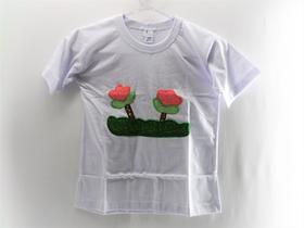 CAMISETA INFANTIL EM ALGODÃO BORDADA EM PATCHWORK - Tam. 8 CAMISETA INFANTIL EM ALGODÃO BORDADA EM PATCHWORK - Tam. 8