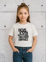 Camiseta Infantil Feminina Cristã Deus Está No Controle