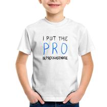 Camiseta Infantil I put the pro in procrastinate - Foca na Moda