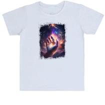 Camiseta Infantil Mão de Deus criando o universo