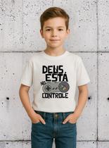 Camiseta Infantil Masculina Cristã Deus Está No Controle