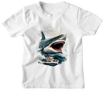 Camiseta Infantil Megalodon atacando embarcacao Camiseta Infantil Megalodon atacando embarcacao