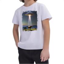 Camiseta Infantil OVNI capturando uma vaca Camiseta Infantil OVNI capturando uma vaca