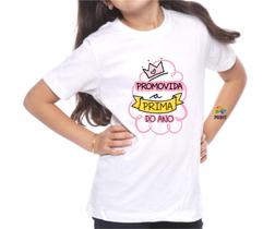 Camiseta Infantil Promovida a Prima Do Ano Est. Rosa - Chá de Bebê Revelação Zlprint Camiseta Infantil Promovida a Prima Do Ano Est. Rosa - Chá de Bebê Revelação Zlprint