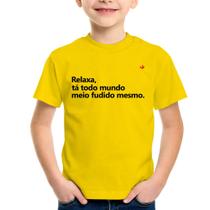 Camiseta Infantil Relaxa, tá todo mundo meio fudido mesmo - Foca na Moda Camiseta Infantil Relaxa, tá todo mundo meio fudido mesmo - Foca na Moda