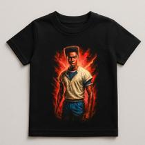 Camiseta Infantil Serie Stranger Things Lucas Sinclair Camiseta Infantil Serie Stranger Things Lucas Sinclair