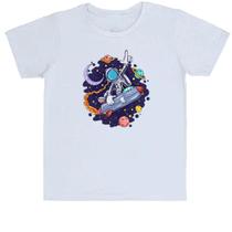 Camiseta Infantil Surfando na nave