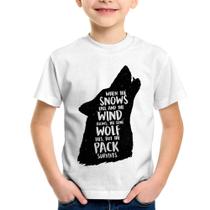 Camiseta Infantil When the snows fall and the white winds blow, the lone wolf dies, but the pack survives - Foca na Moda