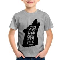 Camiseta Infantil When the snows fall and the white winds blow, the lone wolf dies, but the pack survives - Foca na Moda