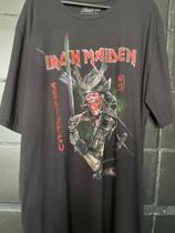 Camiseta Iron Maiden preta Plus1
