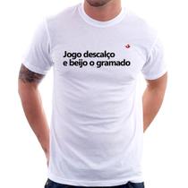 Camiseta Jogo descalço e beijo o gramado - Foca na Moda