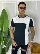 Camiseta long com detalhe em renda preta e branca