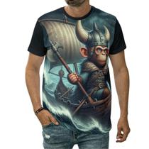 Camiseta Macaco Viking Com Machado Em Embarcação Antiga