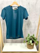 Camiseta Manga Curta Juju azul petróleo.