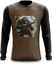 Camiseta Manga Longa Macaco Determinado Lutando na Selva