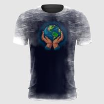 Camiseta Mãos Segurando o Planeta Terra