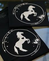 Camiseta Masculina 100% algodão na cor black com estampa frontal nos tamanhos P M G Camiseta Masculina 100% algodão na cor black com estampa frontal nos tamanhos P M G